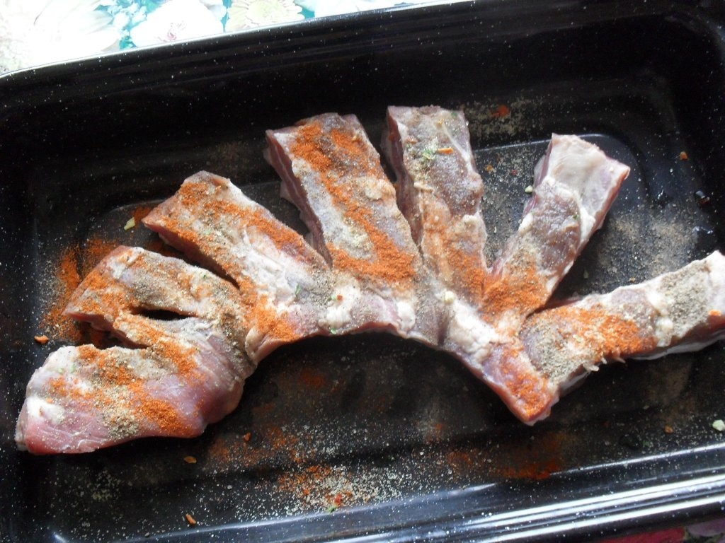 Costite afumate cu varza calita si cartofi aurii