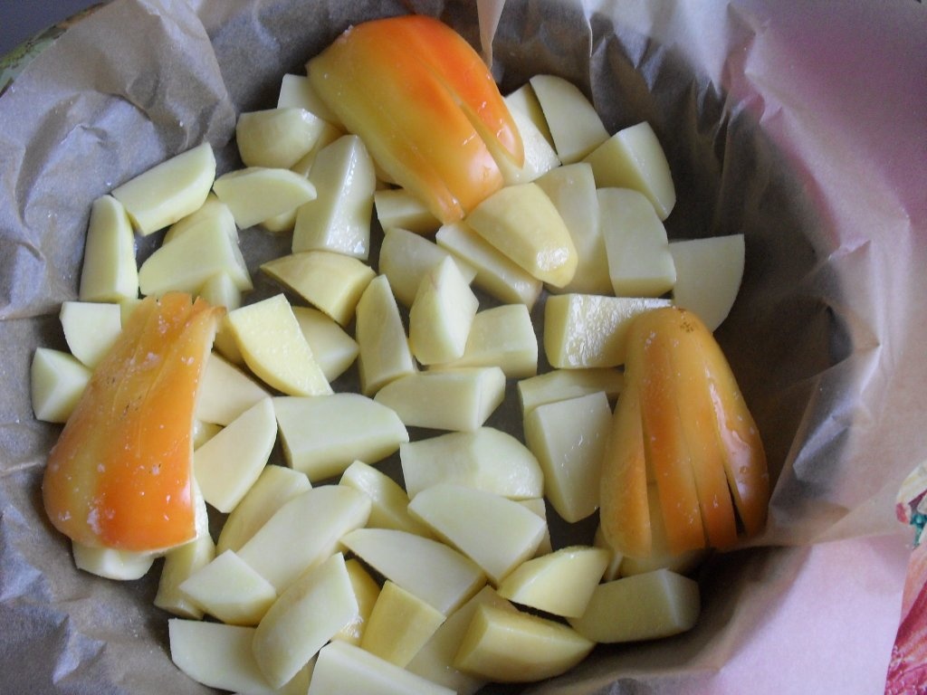 Costite afumate cu varza calita si cartofi aurii