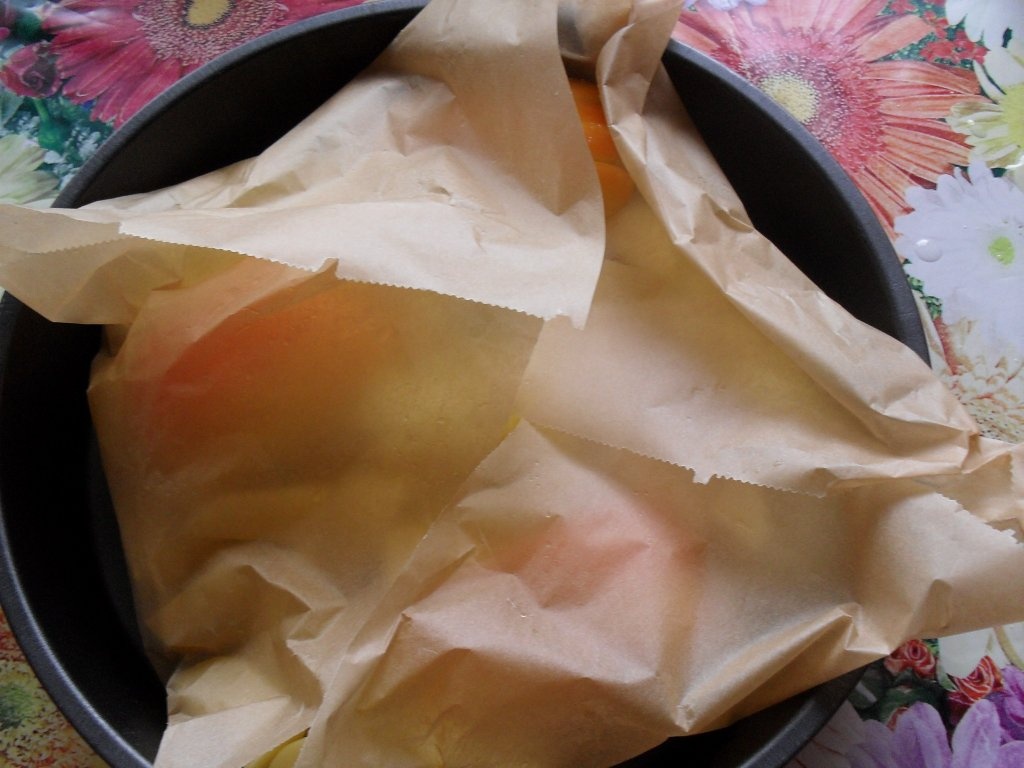 Costite afumate cu varza calita si cartofi aurii