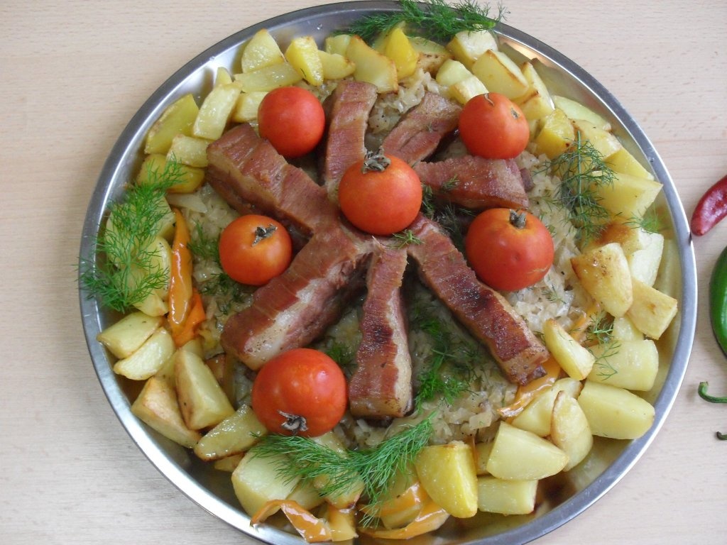 Costite afumate cu varza calita si cartofi aurii