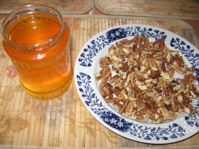 Miere de albine cu miez de nuca