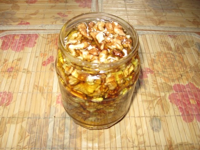 Miere de albine cu miez de nuca