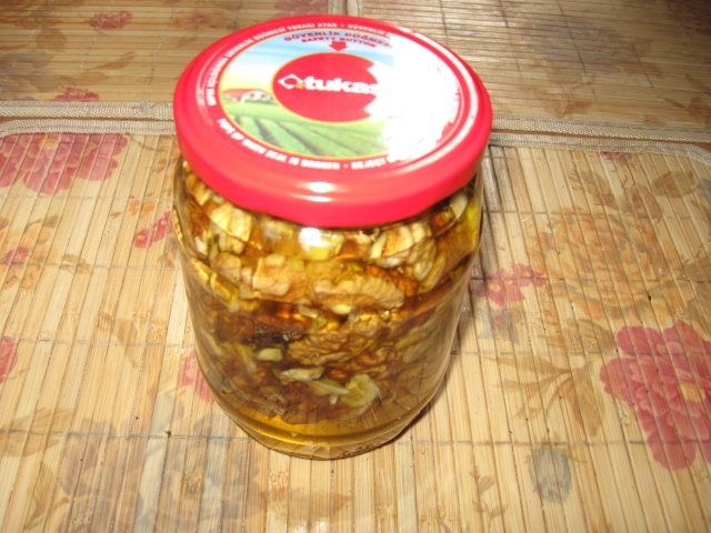 Miere de albine cu miez de nuca