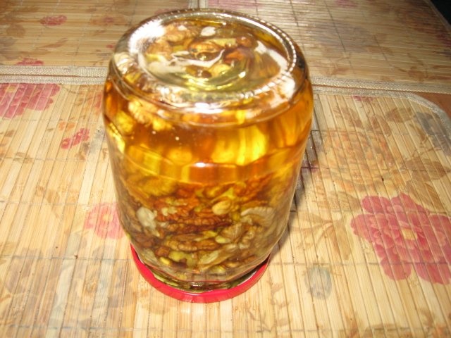 Miere de albine cu miez de nuca