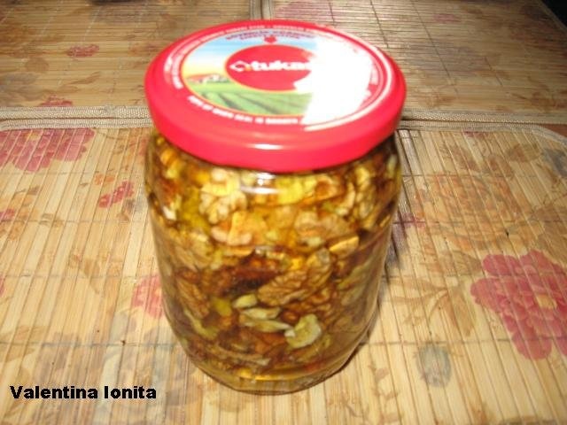 Miere de albine cu miez de nuca