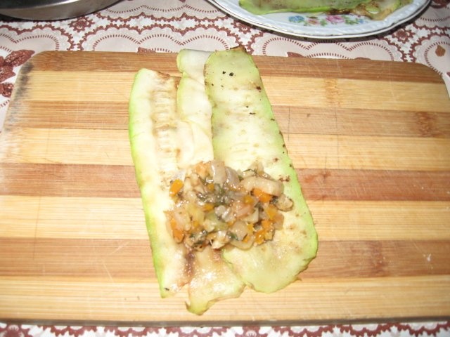 Rulouri de dovlecel si de dovleac umplute cu legume - de post - Reteta casei