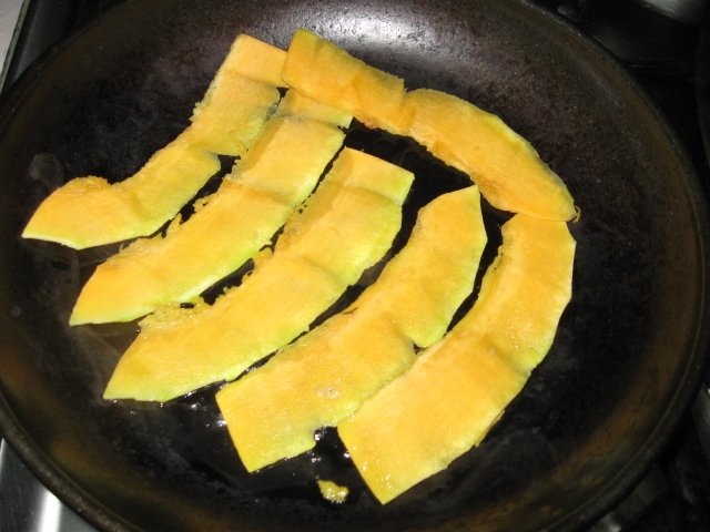 Rulouri de dovlecel si de dovleac umplute cu legume - de post - Reteta casei