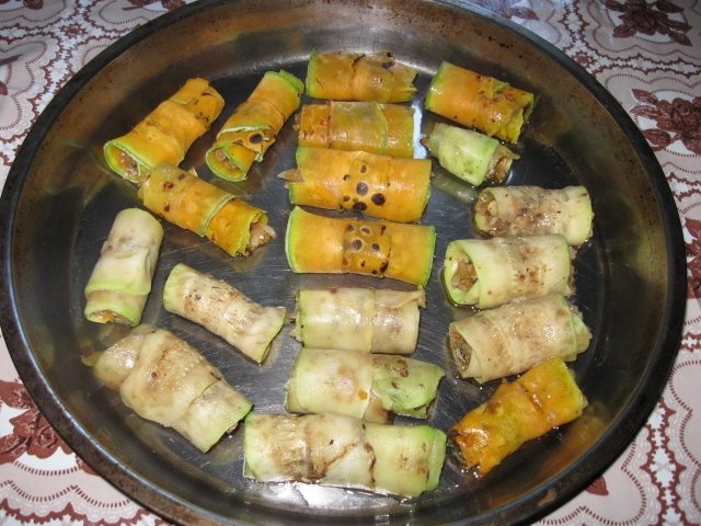 Rulouri de dovlecel si de dovleac umplute cu legume - de post - Reteta casei