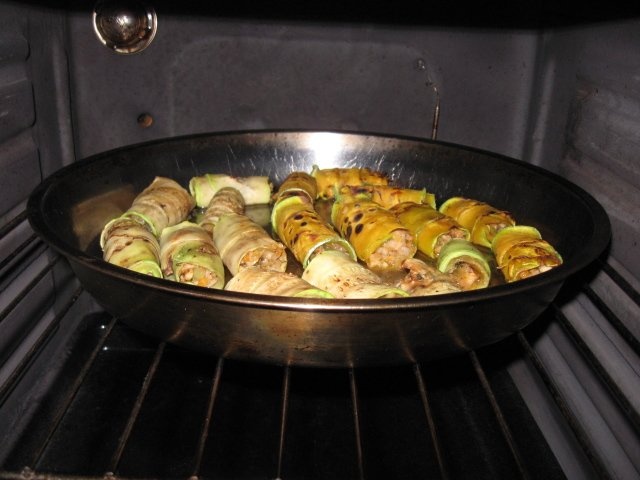 Rulouri de dovlecel si de dovleac umplute cu legume - de post - Reteta casei