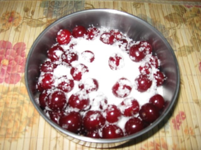 Visine cu zahar si frisca naturala (preparate de sotul meu)