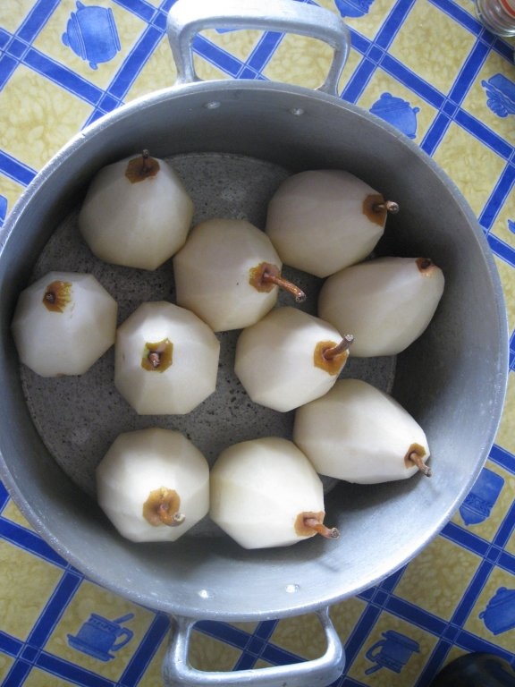 Pere imbatate in vin rosu (Peras bebedas)