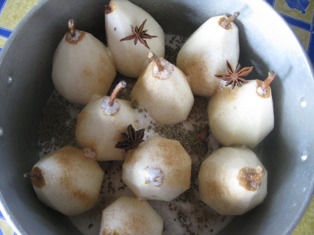 Pere imbatate in vin rosu (Peras bebedas)