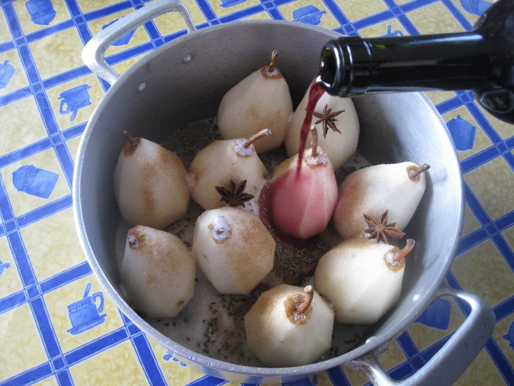 Pere imbatate in vin rosu (Peras bebedas)