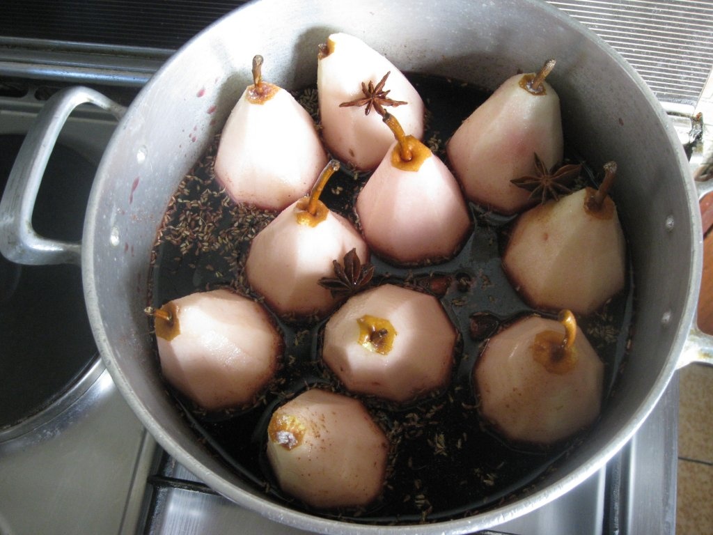 Pere imbatate in vin rosu (Peras bebedas)