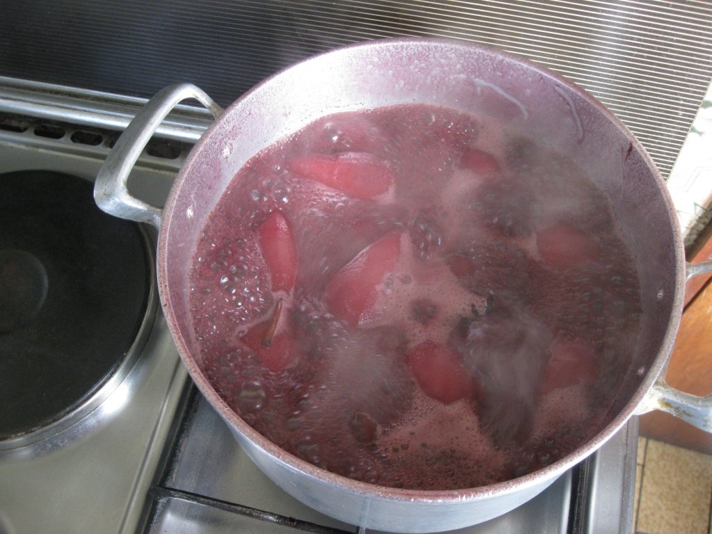 Pere imbatate in vin rosu (Peras bebedas)