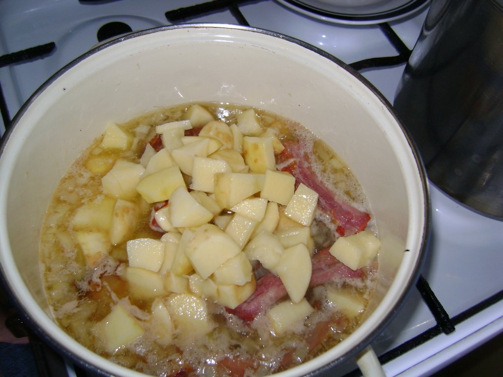 Mancare de cartofi cu costita afumata