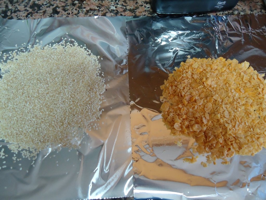 Snitele pufoase cu fulgi de porumb si susan