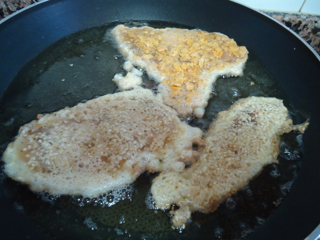 Snitele pufoase cu fulgi de porumb si susan