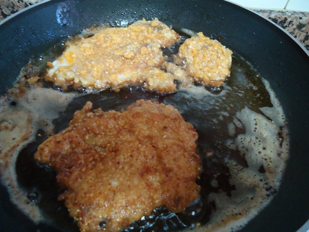 Snitele pufoase cu fulgi de porumb si susan