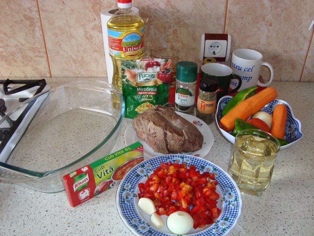 Friptura de vita cu legume la cuptor si piure de cartofi