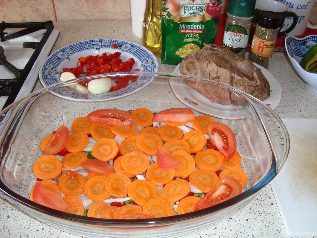 Friptura de vita cu legume la cuptor si piure de cartofi