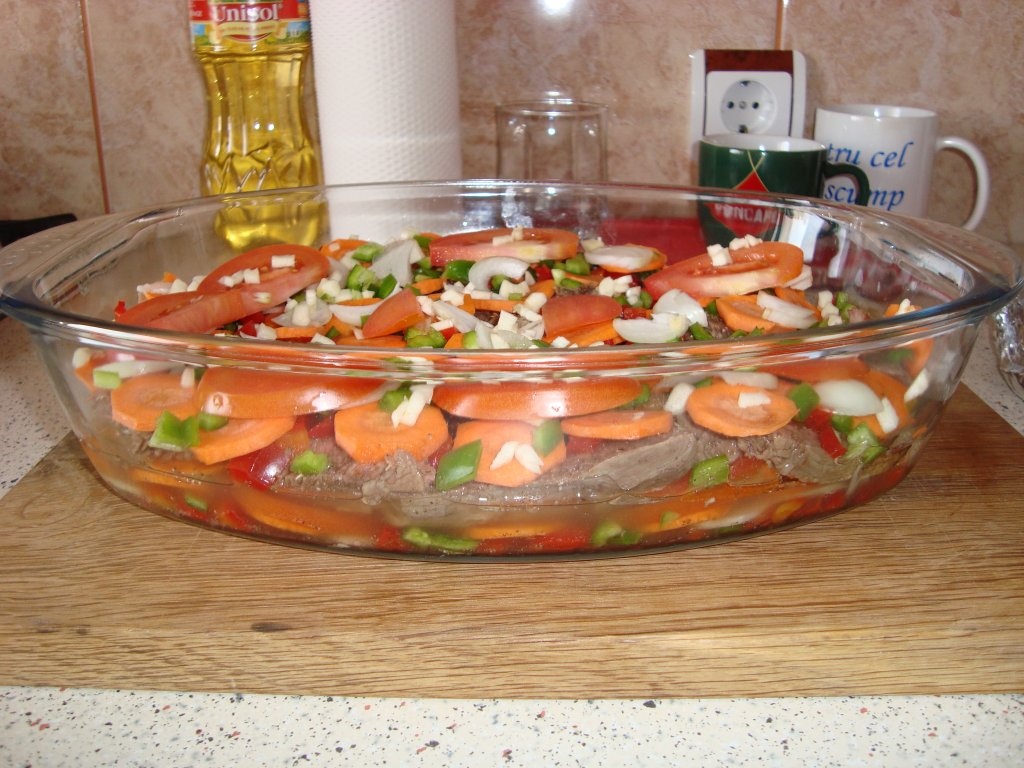 Friptura de vita cu legume la cuptor si piure de cartofi