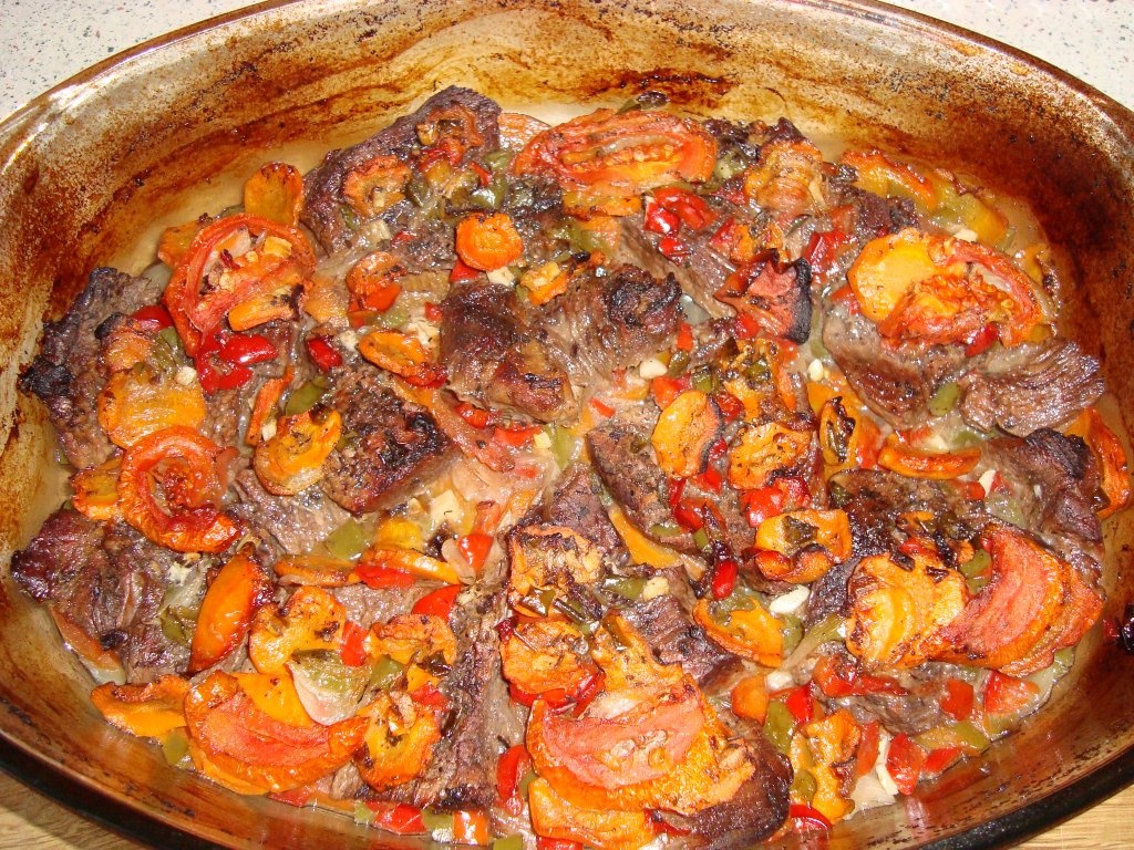 Friptura de vita cu legume la cuptor si piure de cartofi