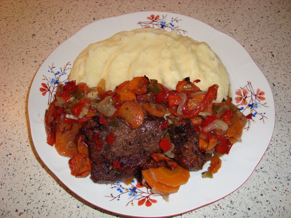 Friptura de vita cu legume la cuptor si piure de cartofi