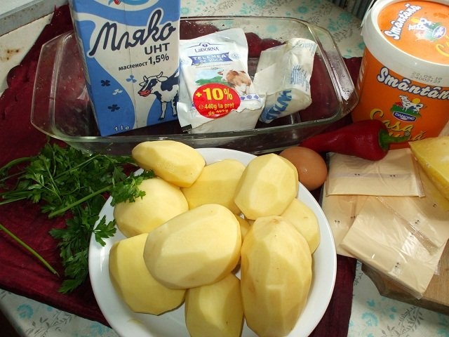 Cartofi cu branzeturi si ardei la cuptor