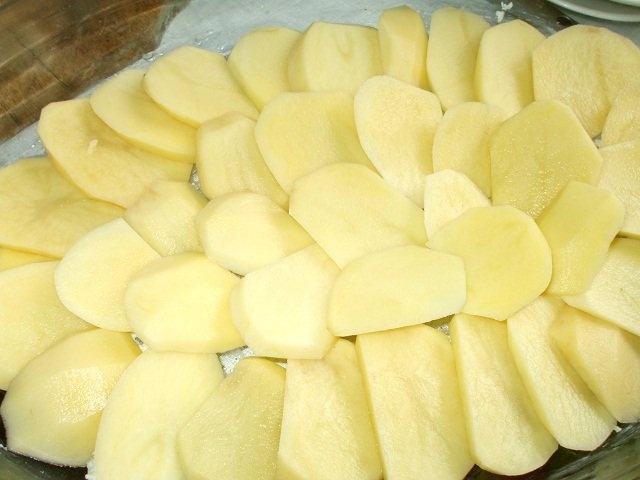 Cartofi cu branzeturi si ardei la cuptor