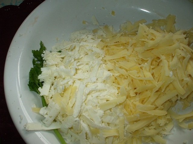 Cartofi cu branzeturi si ardei la cuptor