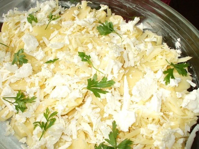 Cartofi cu branzeturi si ardei la cuptor