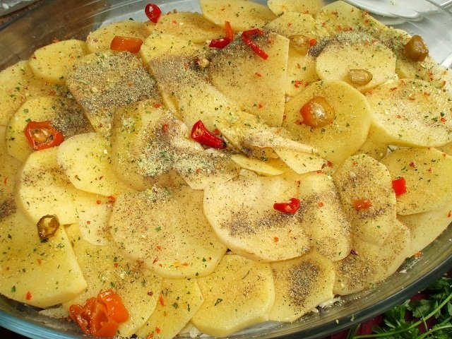 Cartofi cu branzeturi si ardei la cuptor