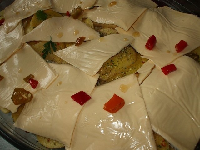 Cartofi cu branzeturi si ardei la cuptor