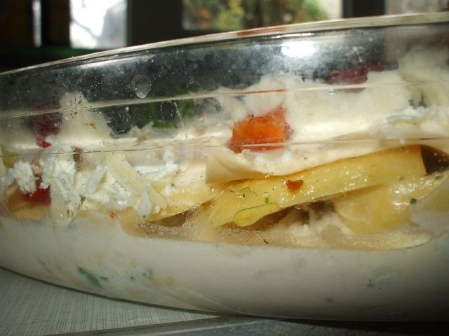 Cartofi cu branzeturi si ardei la cuptor