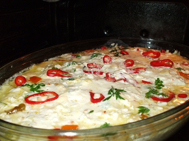 Cartofi cu branzeturi si ardei la cuptor