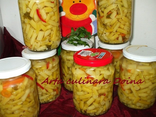 Fasole verde la borcan