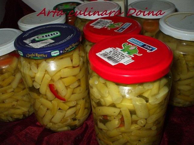 Fasole verde la borcan