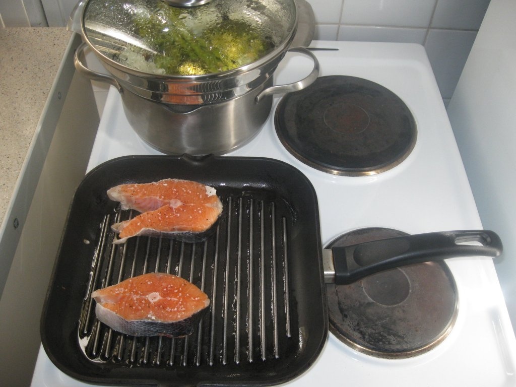 Somon la gratar cu legume la abur (grilled salmon with steamed vegetables)