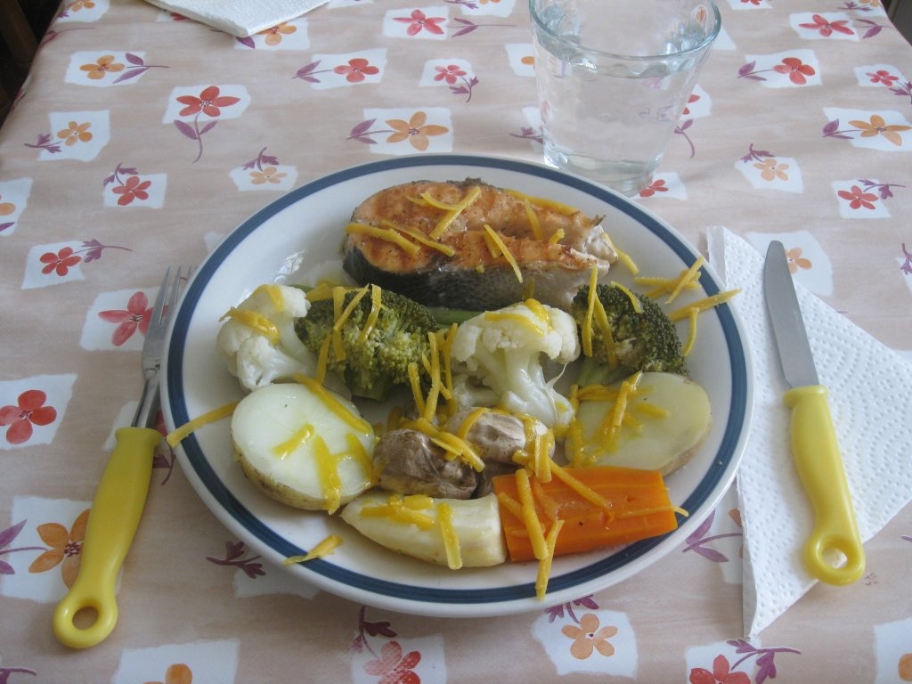 Somon la gratar cu legume la abur (grilled salmon with steamed vegetables)