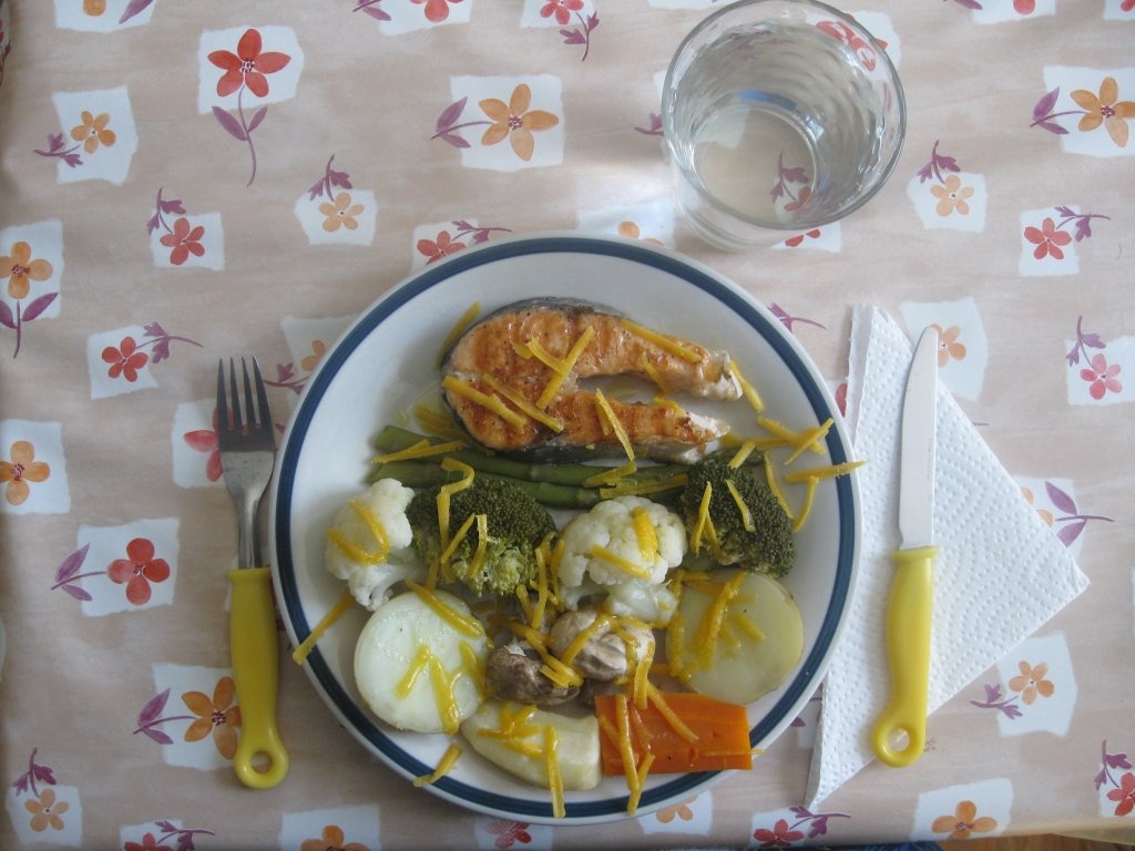 Somon la gratar cu legume la abur (grilled salmon with steamed vegetables)