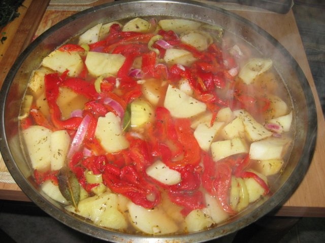 Cartofi la cuptor cu ardei capia copti si tarhon