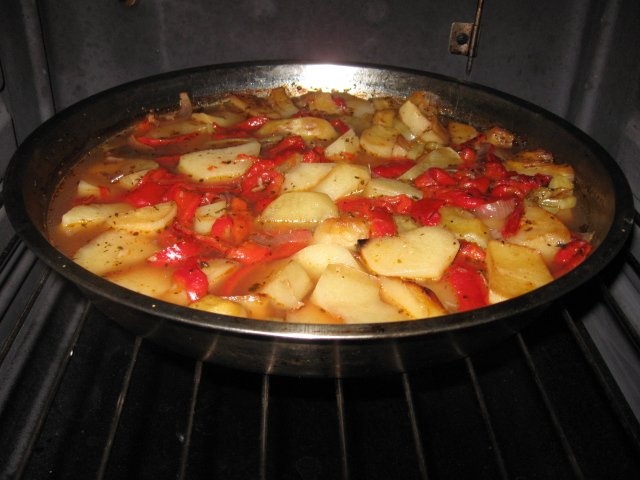 Cartofi la cuptor cu ardei capia copti si tarhon