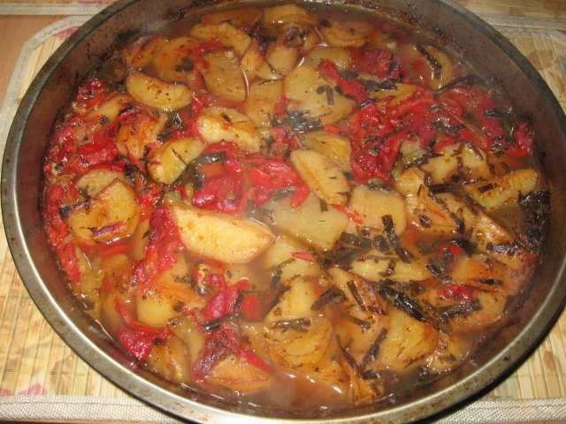 Cartofi la cuptor cu ardei capia copti si tarhon