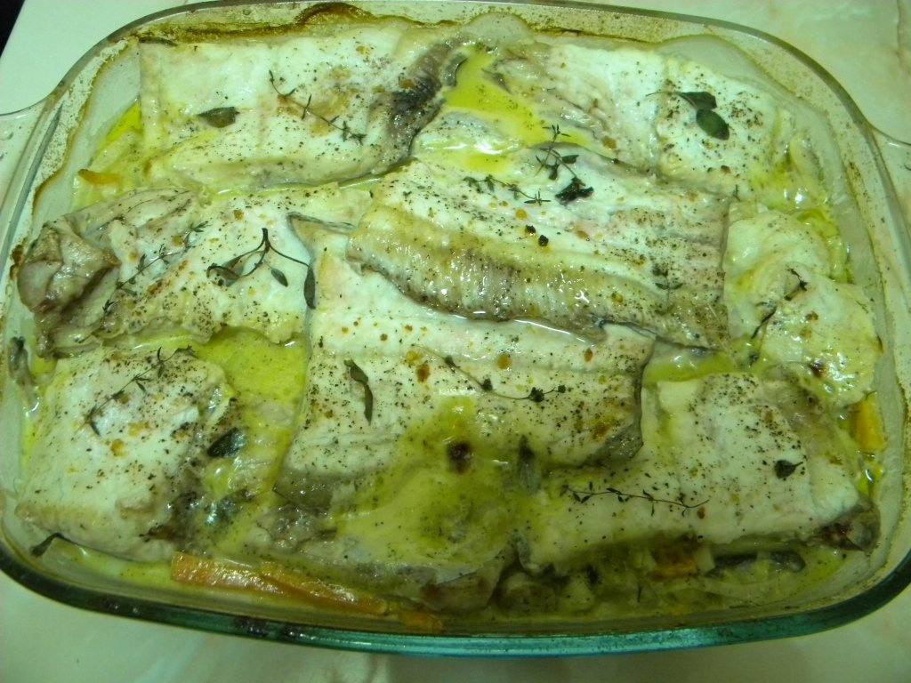 File de somn pe pat de legume si sos de smantana