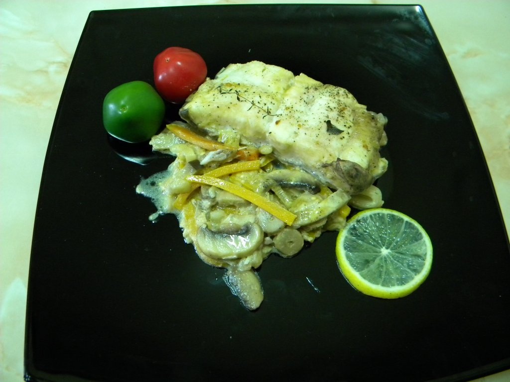 File de somn pe pat de legume si sos de smantana