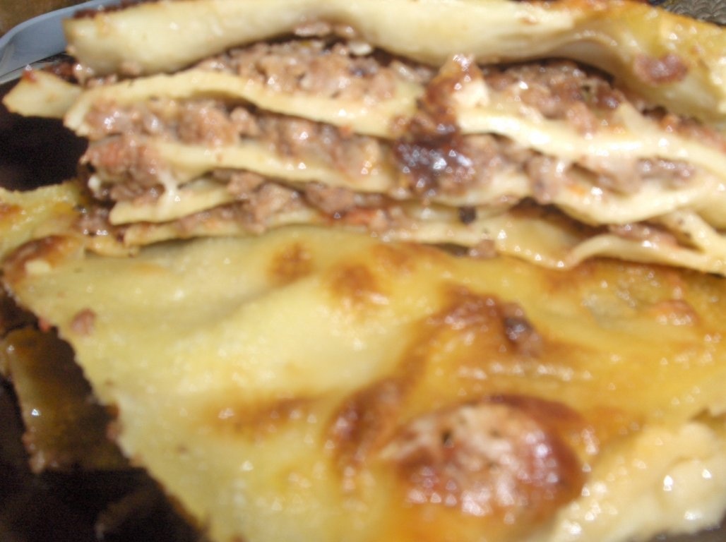 Lasagna de carne cu sos Bechamel