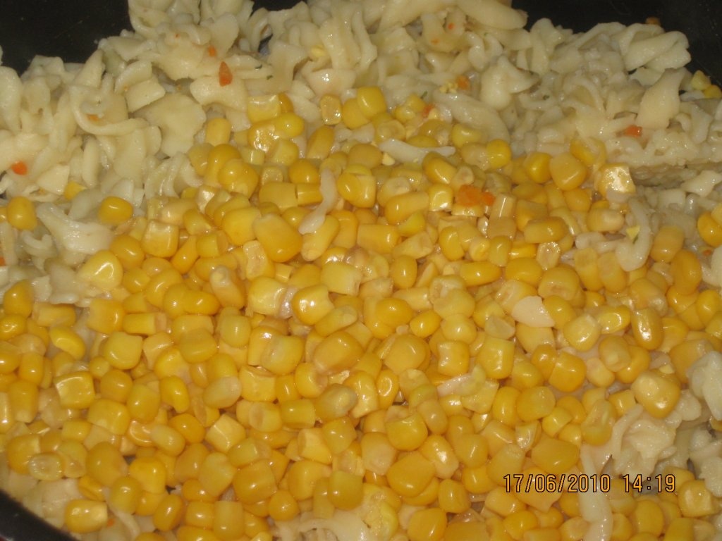 Salata de paste fusilli, porumb si carote pariziene