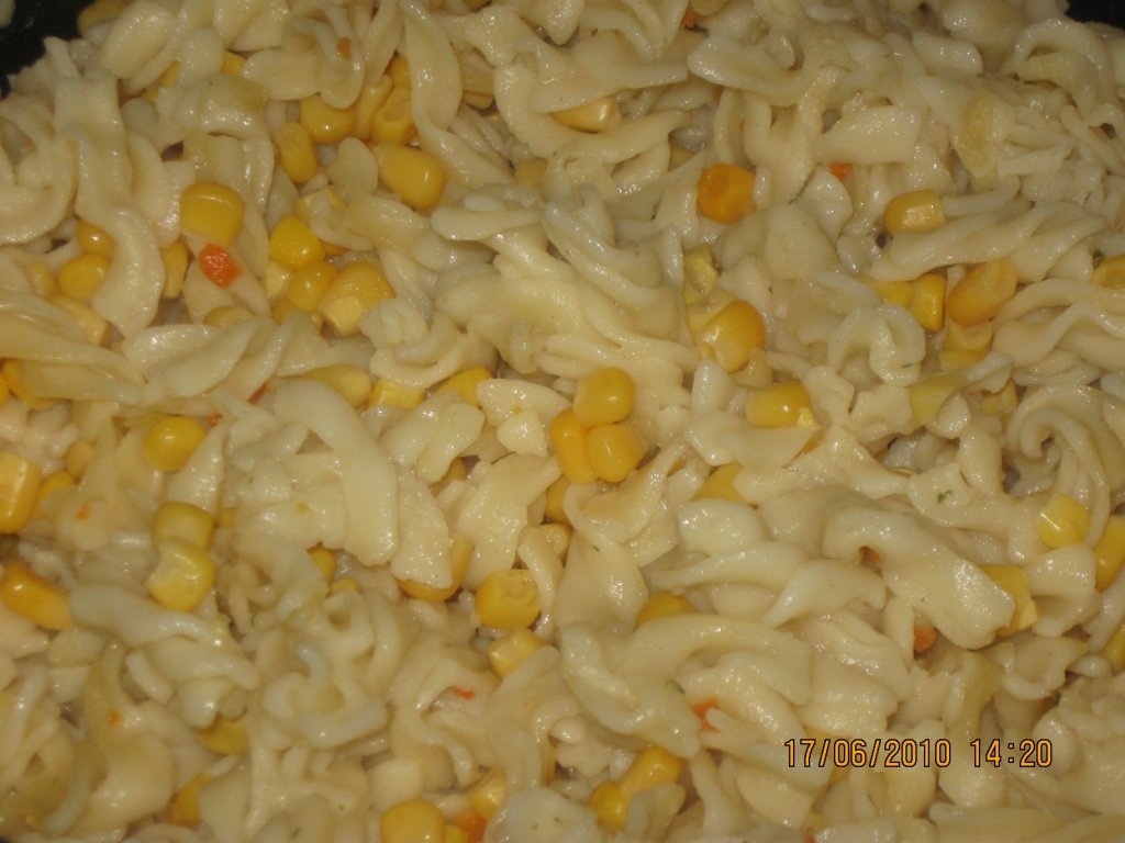 Salata de paste fusilli, porumb si carote pariziene