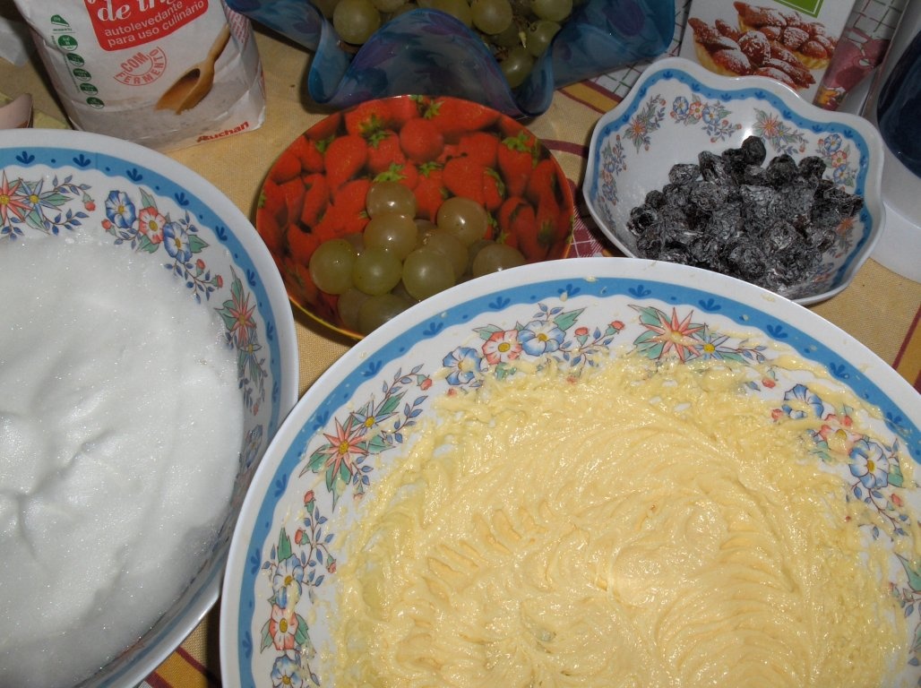 Chec de Stafide cu Struguri (Bolo de Passas com Uvas)